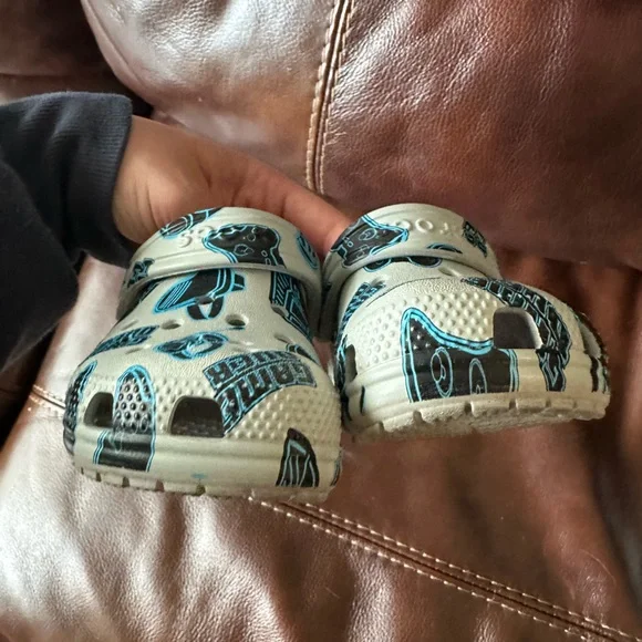 Boys crocs size 9 - Picture 3 of 5